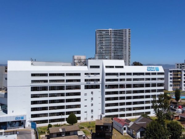Clínica Bupa Reñaca, rodeada de otros edificios urbanos.